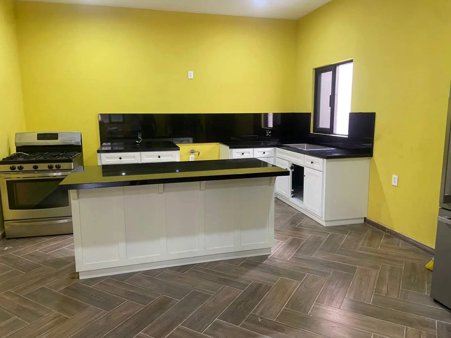 Cocina blanca con cubiertas negras