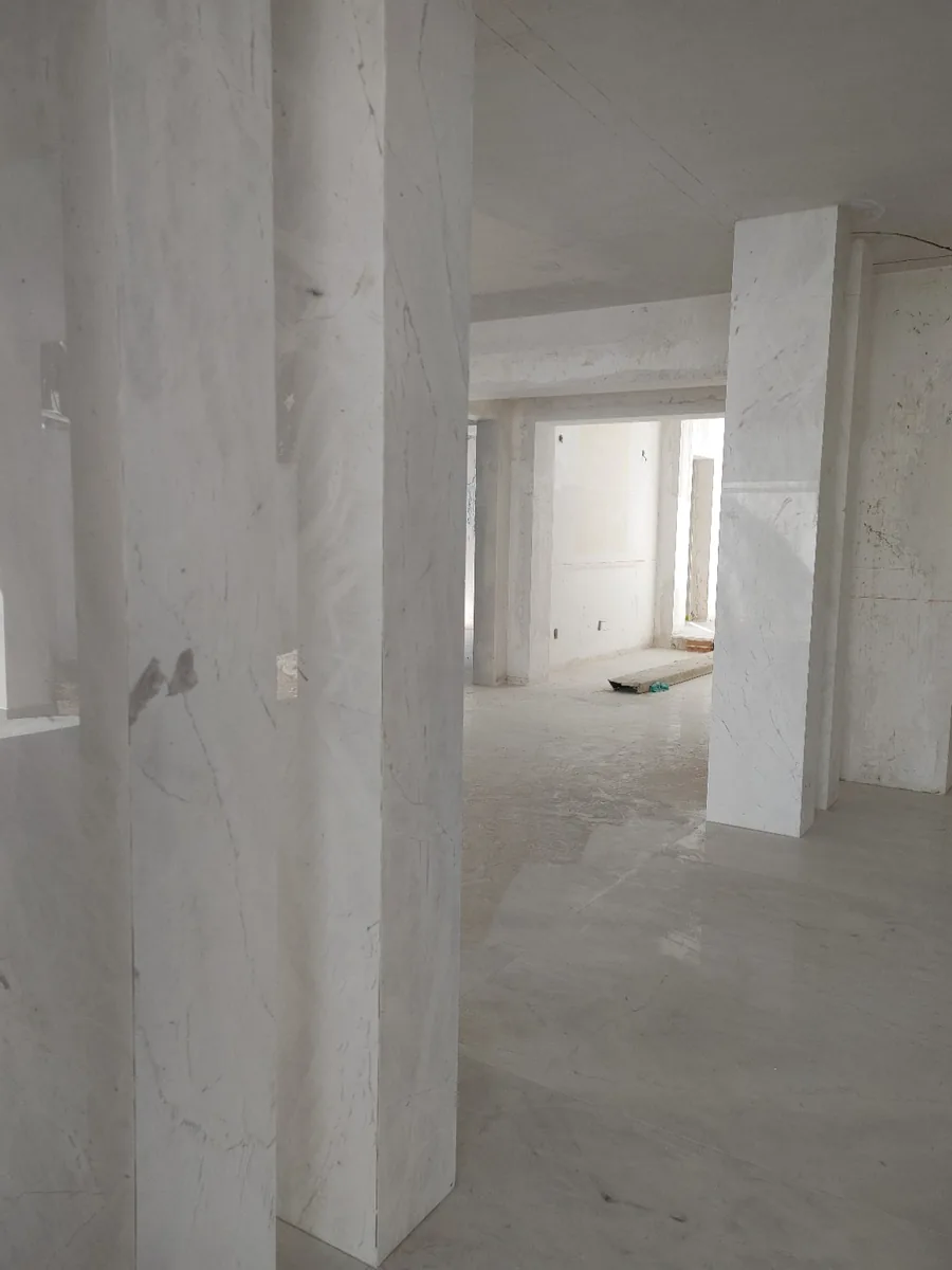 Columnas con revestimiento tipo mármol