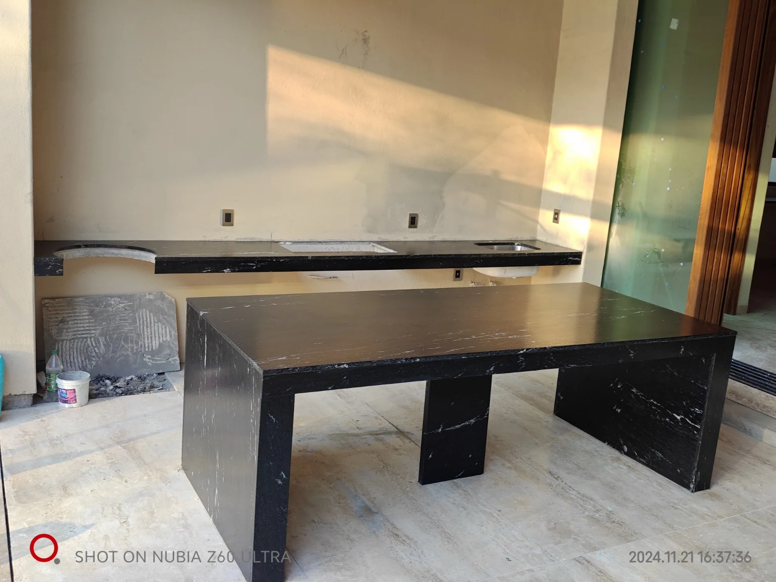 Mesa negra en piedra con cubierta pulida