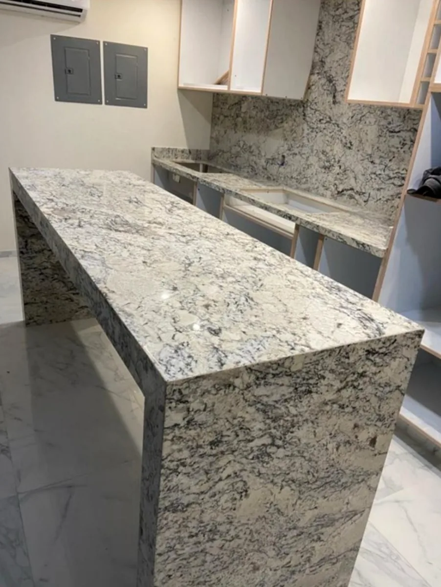 Cocina con granito blanco