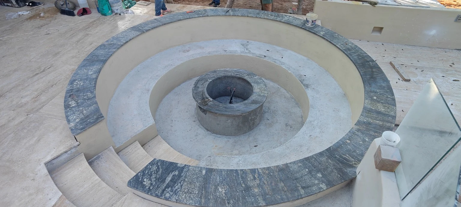 Fogatero circular revestido en piedra
