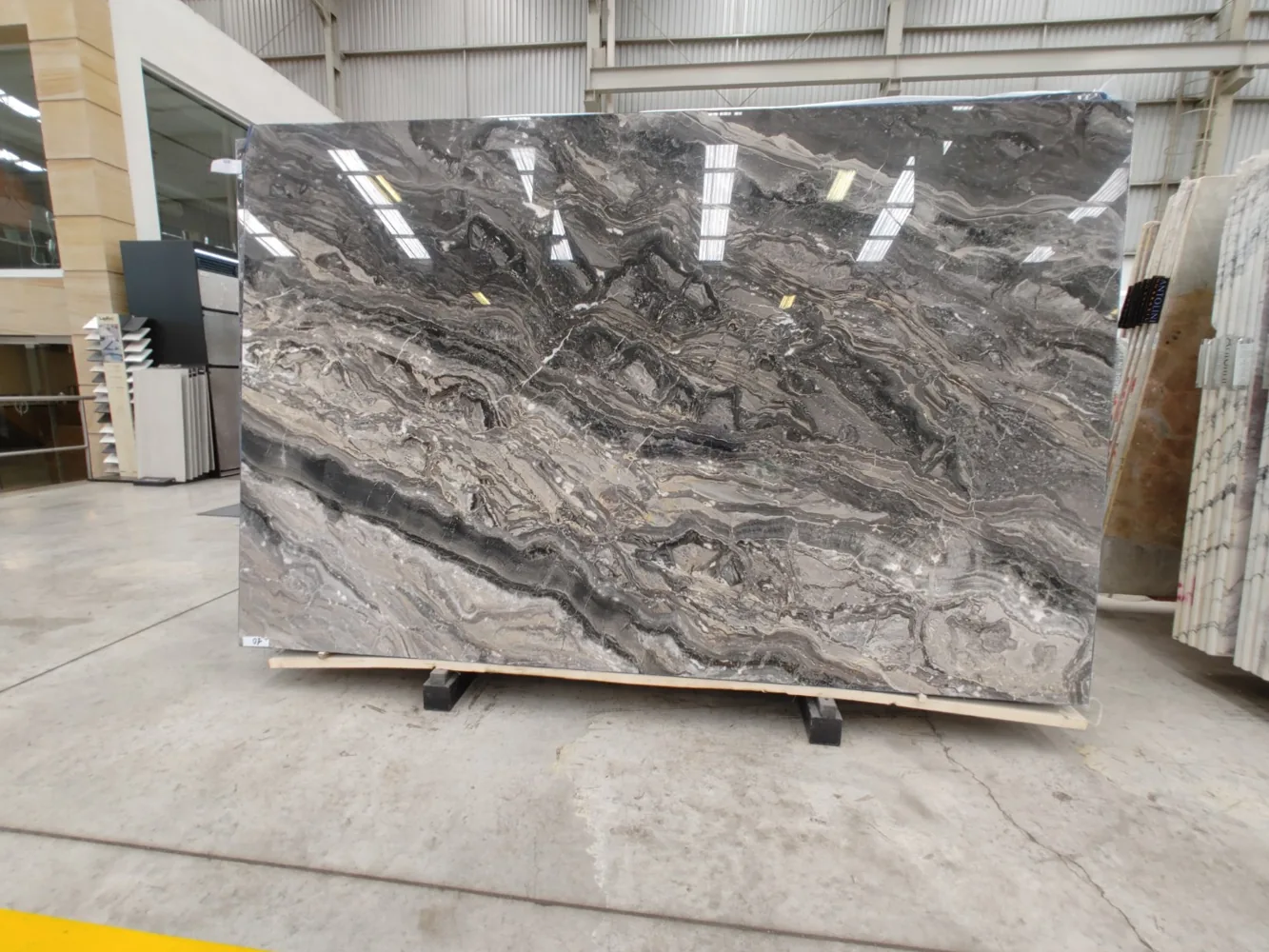 Placa de piedra gris con vetas