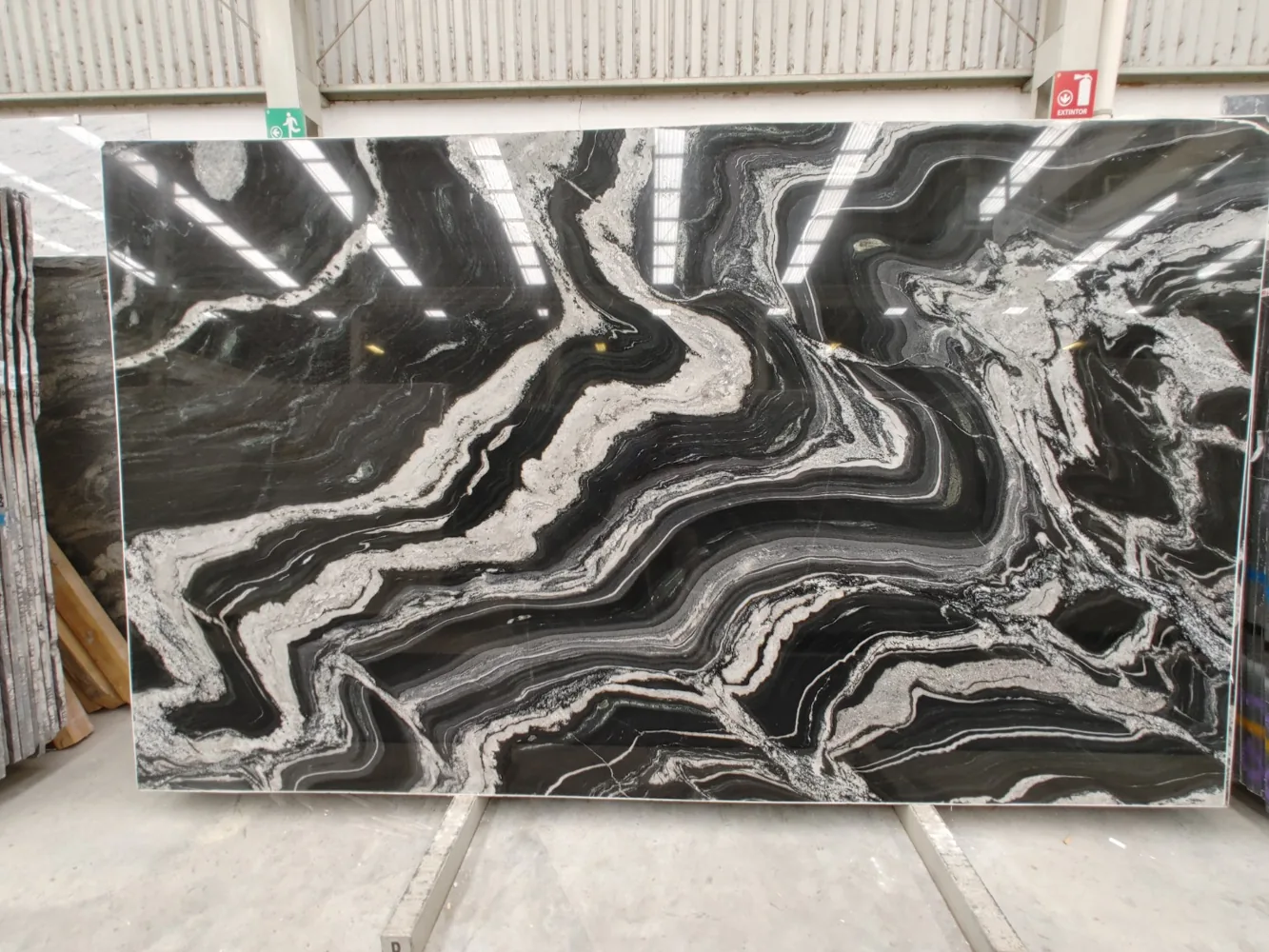 Placa blanco y negro con vetas intensas