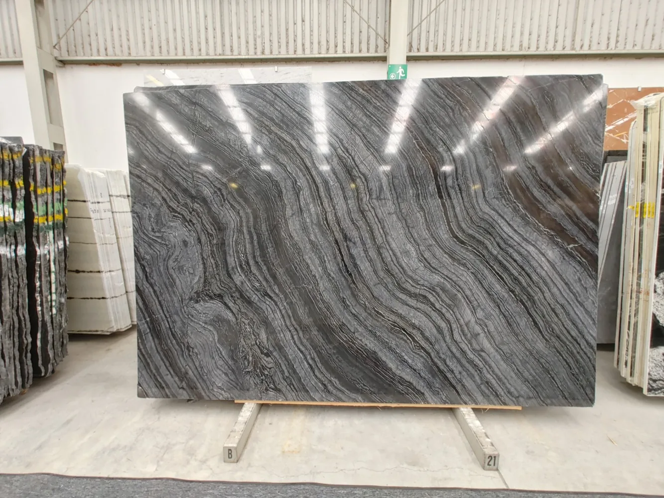 Placa gris con vetas lineales