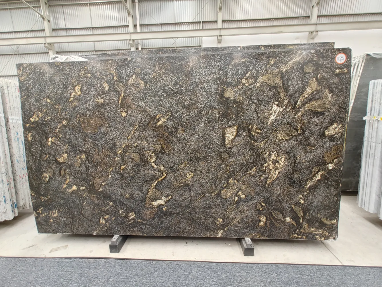 Placa oscura con detalles dorados