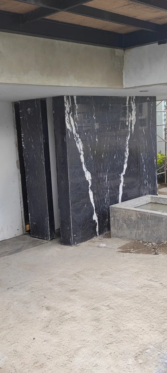 Muro con piedra negra