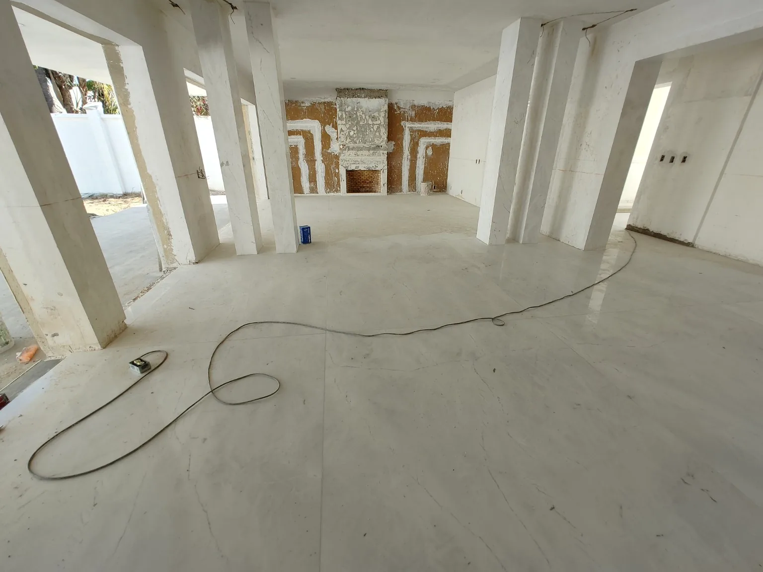 Piso de gran formato blanco