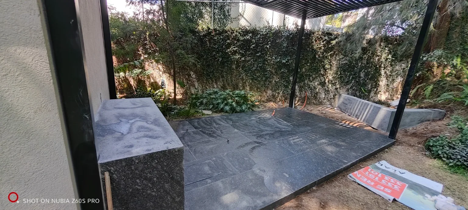 Terraza exterior con piso oscuro